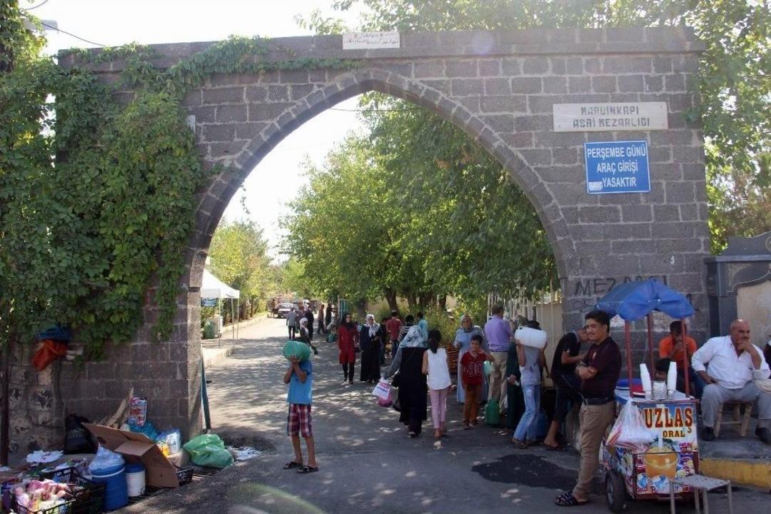 Mezarlıklar Bayram &Ouml;ncesi Ziyaret&ccedil;ilerle Doldu