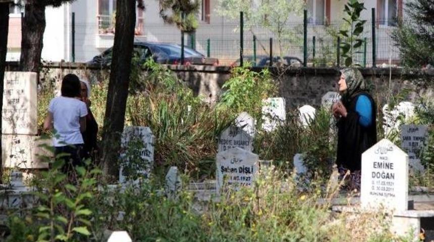 Bolu'da Arife G&uuml;n&uuml; Mezarlıklar Doldu