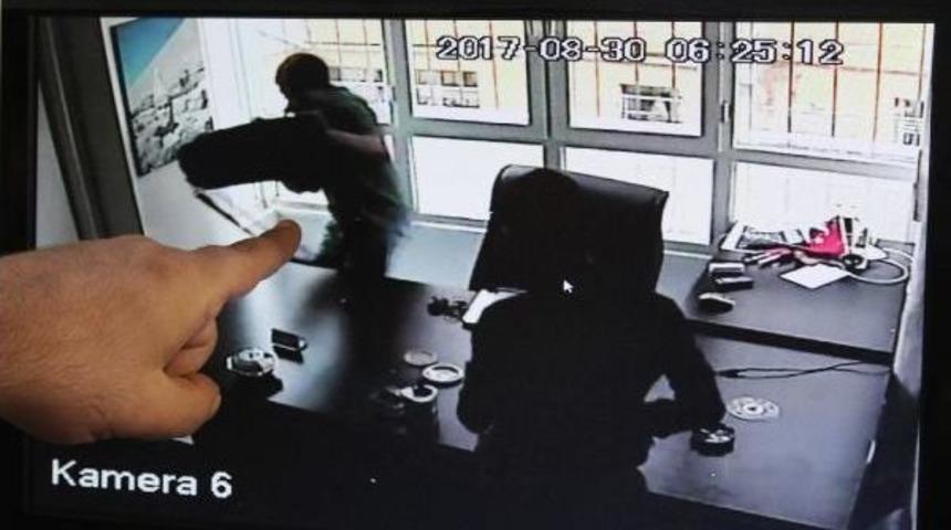 S&uuml;r&uuml;c&uuml; Kursundaki Hırsızlığı G&uuml;venlik Kamerası G&ouml;r&uuml;nt&uuml;ledi