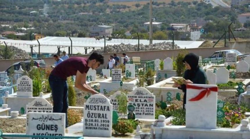 Manisa'da Mezarlıklar Ziyaret&ccedil;ilerle Doldu