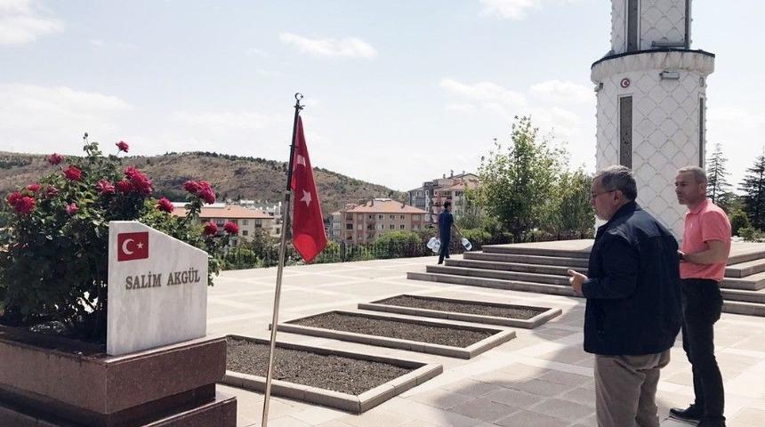 Başkan Çetin Arife Gününde Şehitliği Ziyaret Etti