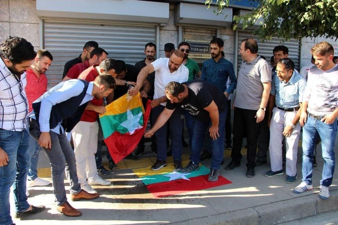 Mynamar Bayrağı Yaktılar