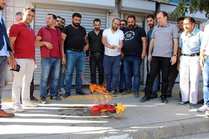 Mynamar Bayrağı Yaktılar G2