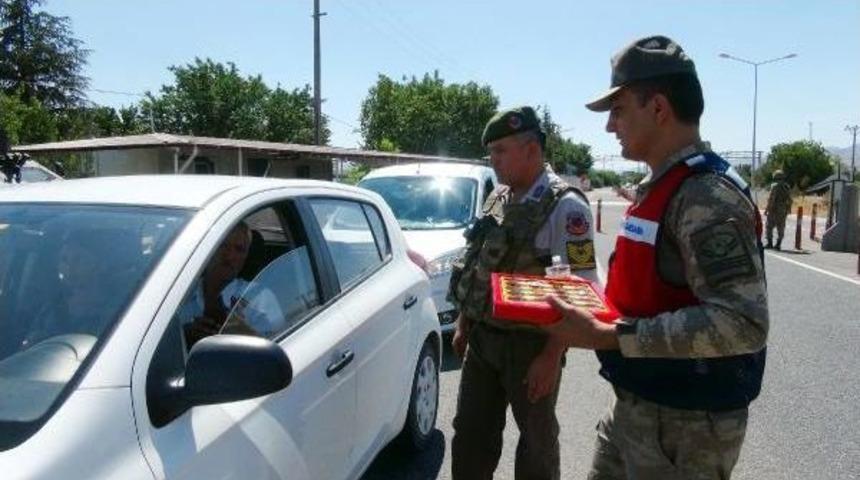 Jandarmanın &Ccedil;ikolatalı Yol Uygulamasında 3 Ter&ouml;r Ş&uuml;phelisi Yakalandı