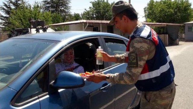 Jandarmanın Çikolatalı Yol Uygulamasında 3 Terör Şüphelisi Yakalandı