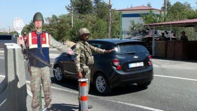 Jandarmanın Çikolatalı Yol Uygulamasında 3 Terör Şüphelisi Yakalandı