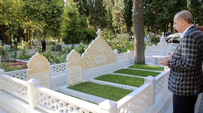 Cumhurbaşkanı Erdoğan’dan Bayram Arefesinde Kabir Ziyareti