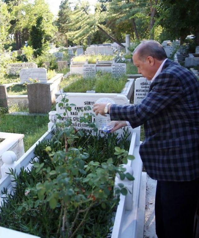 Cumhurbaşkanı Erdoğan’dan Bayram Arefesinde Kabir Ziyareti