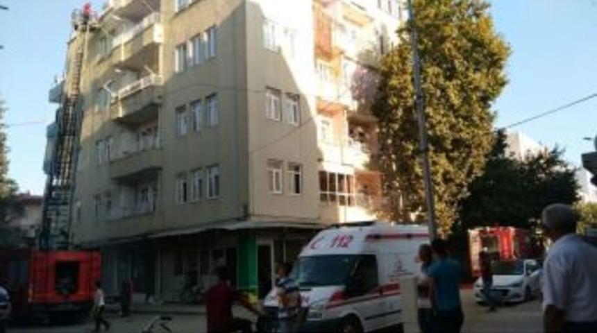 Binanın &Ccedil;atı Katında Yangın &Ccedil;ıktı