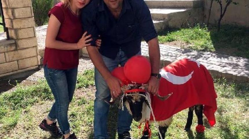 S&uuml;slenen Ko&ccedil;lar Gelinlere Gitti