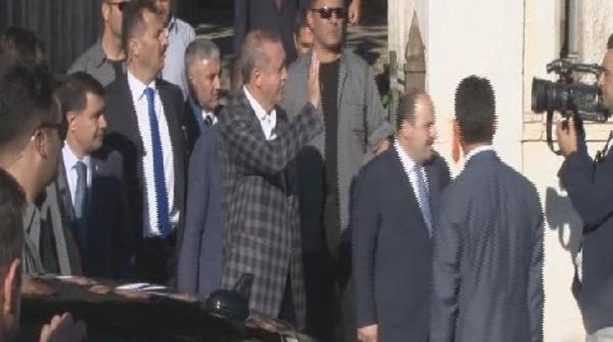 Cumhurbaşkanı Erdoğan Anne Ve Babasının Mezarını Ziyaret Etti