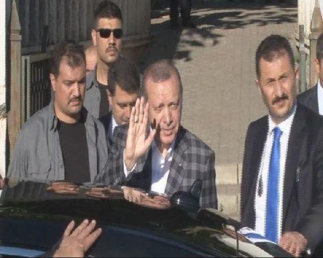 Cumhurbaşkanı Erdoğan Anne Ve Babasının Mezarını Ziyaret Etti