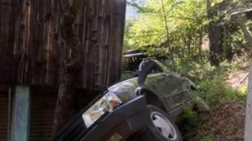 Karab&uuml;k'te Otomobil Evin Duvarına &Ccedil;arptı: 4 Yaralı