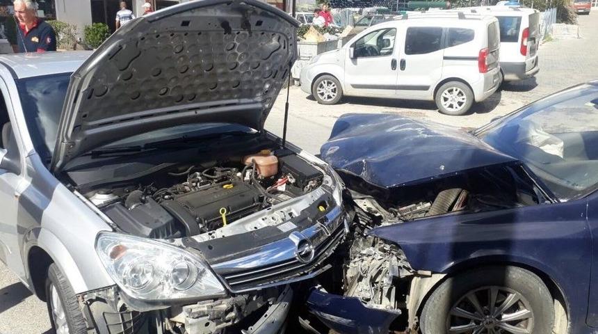 Sakarya&rsquo;da İki Otomobil Kafa Kafaya &Ccedil;arpıştı: 3 Yaralı