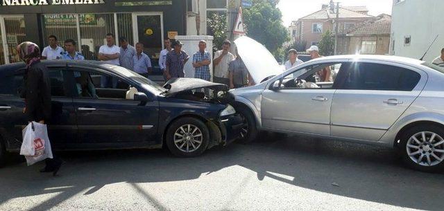 Sakarya’da İki Otomobil Kafa Kafaya Çarpıştı: 3 Yaralı