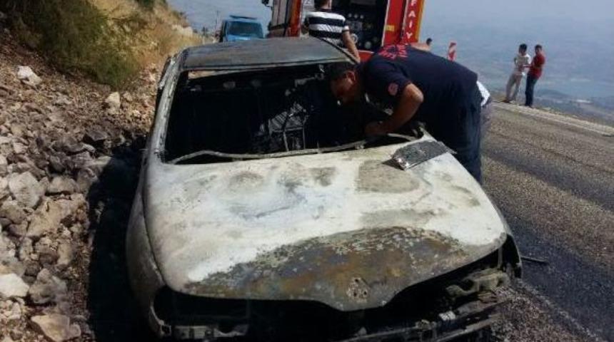Seyir Halindeki Otomobil Yangında Kullanılmaz Hale Geldi