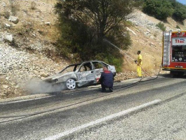 Seyir Halindeki Otomobil Yangında Kullanılmaz Hale Geldi