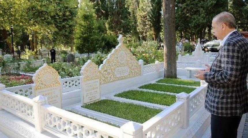 Cumhurbaşkanı Erdoğan Anne Ve Babasının Mezarını Ziyaret Etti