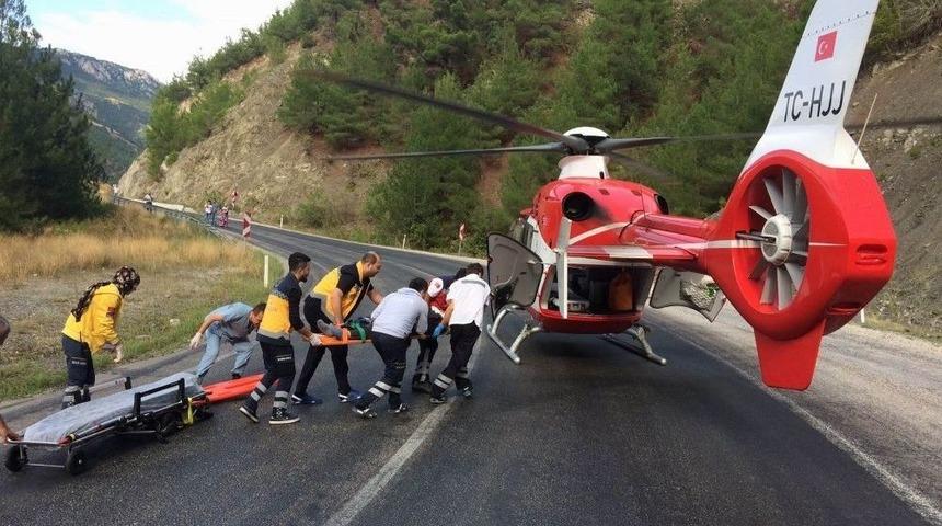Kazada Yaralanan Trakt&ouml;r S&uuml;r&uuml;c&uuml;s&uuml;n&uuml;n Yardımına Ambulans Helikopter Yetişti