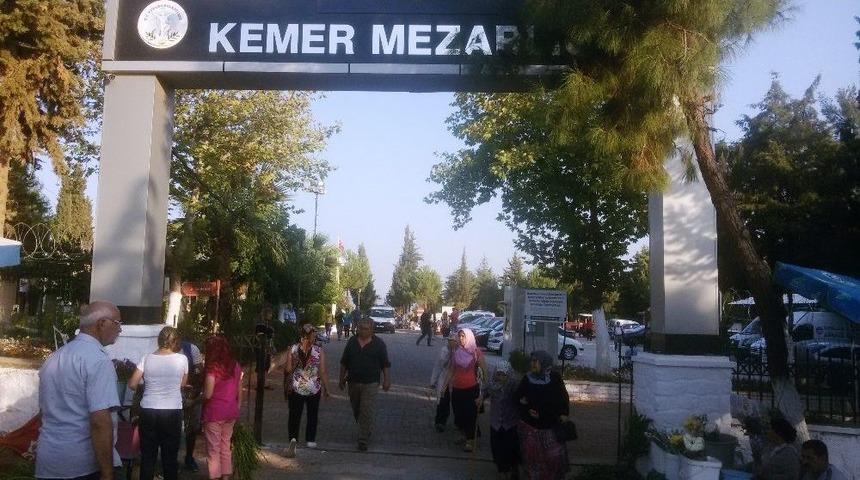 Aydın&rsquo;daki Mezarlıklar, Ziyaret&ccedil;ilerle Doldu