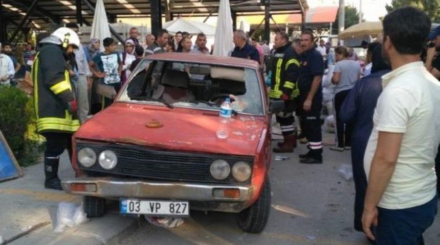 Otomobil Pazar Yerine Daldı: 2&rsquo;si &Ccedil;ocuk 3 Yaralı