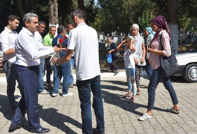 Nazilli Belediyesi Arefe Gününde Mezarlıklarda Çiçek Dağıttı