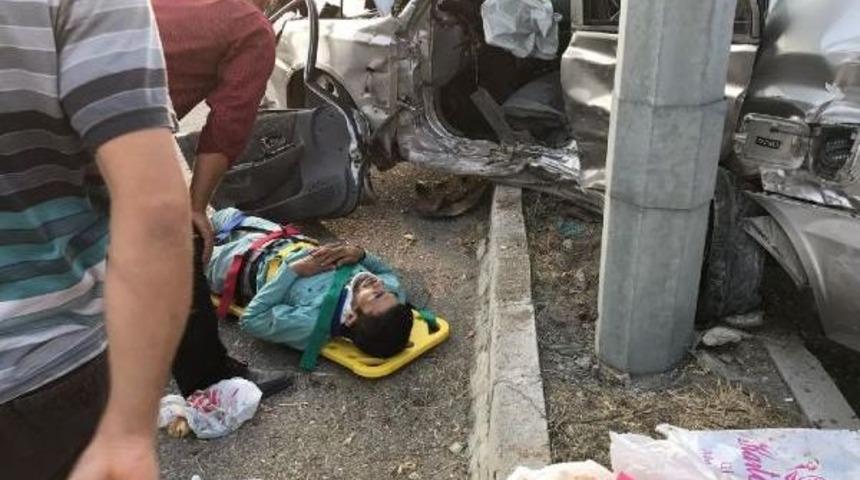 Konya'da Iki Otomobil &Ccedil;arpıştı: 8 Yaralı