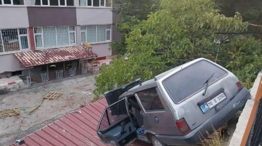 Otomobildeke Ke&ccedil;i S&uuml;r&uuml;c&uuml;ye Boynuz Attı, Ara&ccedil; Okul Bah&ccedil;esine U&ccedil;tu