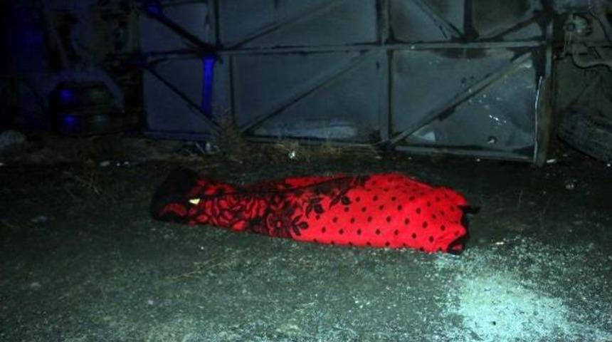 Sivasta Yolcu Otob&uuml;s&uuml; Devrildi: 1 &Ouml;l&uuml;, 3 Yaralı