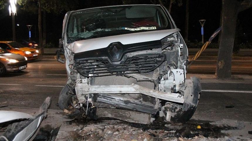 Elazığ&rsquo;da Minib&uuml;s 3 Araca &Ccedil;arptı, 4 Kişi Yaralandı