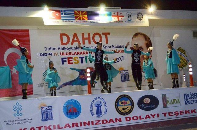 Didim’de Halk Oyunları Festivali Coşkusu