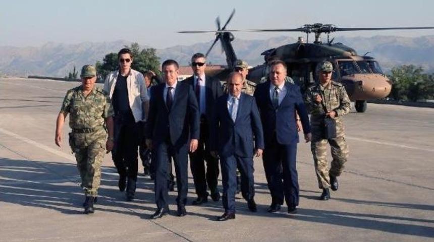 Milli Savunma Bakanı Nurettin Canikli, Bayram Namazını G&ouml;rme&ccedil; &Uuml;s B&ouml;lgesi'nde Kıldı