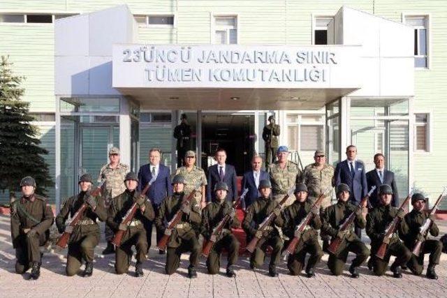 Milli Savunma Bakanı Nurettin Canikli, Bayram Namazını G&ouml;rme&ccedil; &Uuml;s B&ouml;lgesi nde Kıldı 2