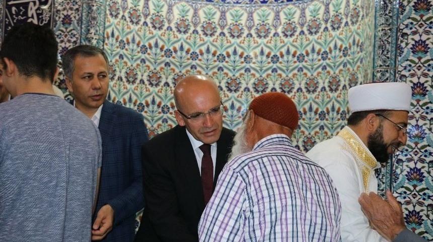 Başbakan Yardımcısı Şimşek, Bayram Namazını Gaziantep&rsquo;te Kıldı