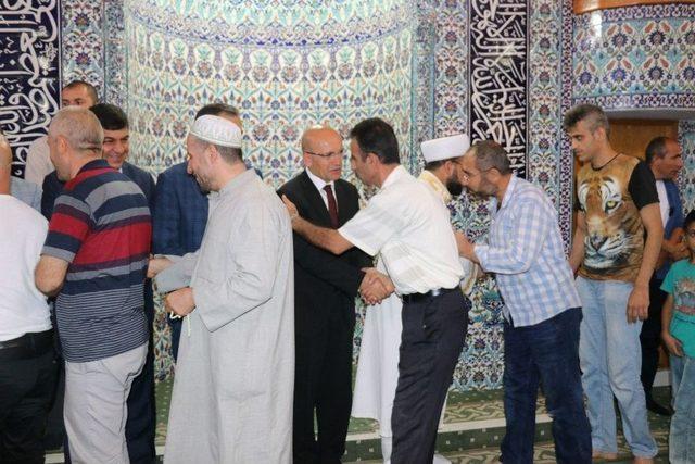 Başbakan Yardımcısı Şimşek, Bayram Namazını Gaziantep&rsquo;te Kıldı 1