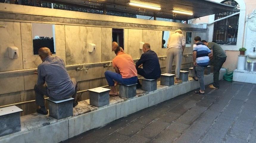 İzmirliler Bayram Namazı İ&ccedil;in Hisar Camiine Akın Etti