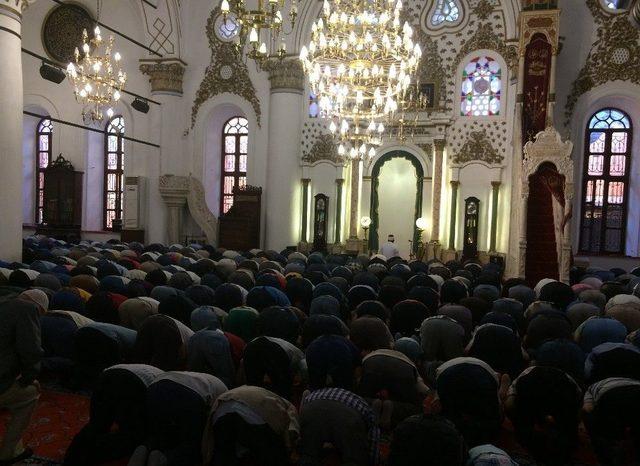 İzmirliler Bayram Namazı İ&ccedil;in Hisar Camiine Akın Etti 1