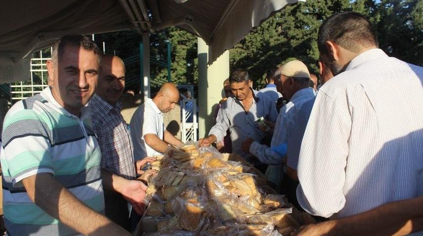 Adıyaman Belediyesi Peksimet Ve Meyve Suyu Dağıttı