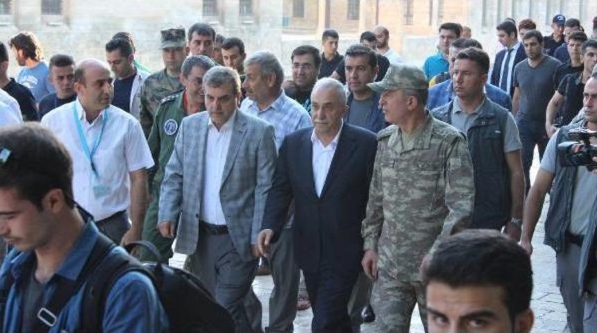 Genelkurmay Başkanı Akar Ile Bakan Fakıbaba, Şanlıurfa'da Bayram Namazı Kıldı