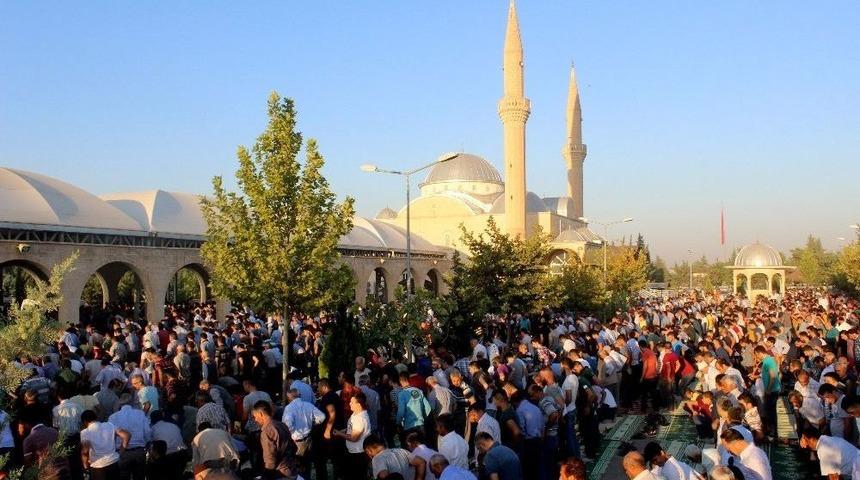 Adıyaman&rsquo;da Binlerce Kişi Bayram Namazı İ&ccedil;in Saf Tuttu