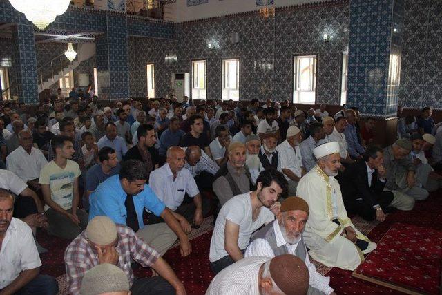 Adıyaman’da Binlerce Kişi Bayram Namazı İçin Saf Tuttu