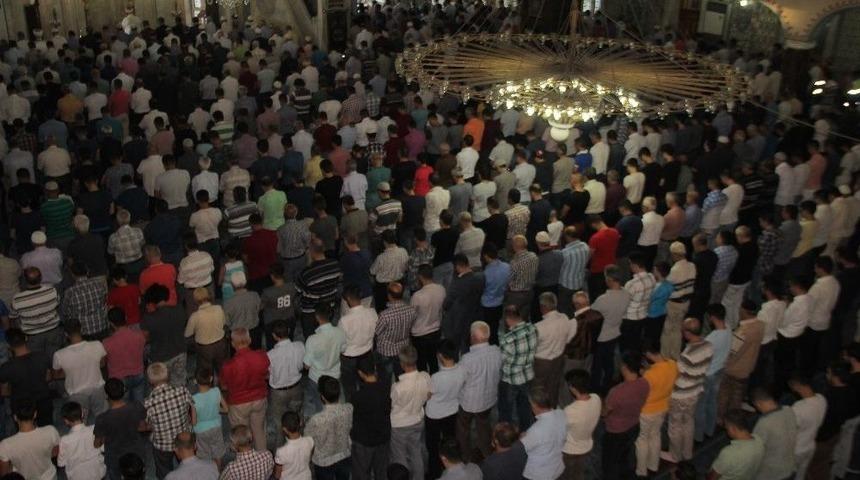 Elazığ&rsquo;da Bayram Namazında Camiler Doldu