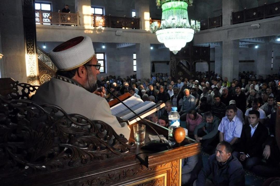 Kars&rsquo;ta, Bayram Sabahı Camiler Doldu Taştı