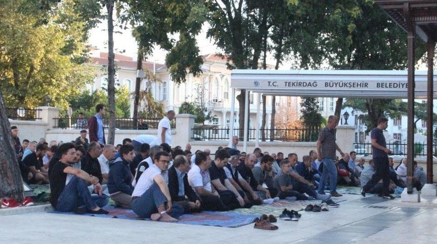 Tekirdağ&rsquo;da Bayram Namazında Camiler Doldu Taştı