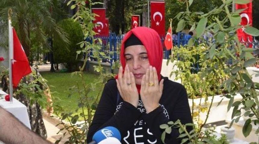Şehit Kızı 2.5 Yaşındayken Kaybettiği Babasının Mezarında G&ouml;zyaşı D&ouml;kt&uuml;