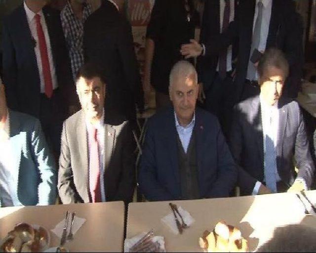 Başbakan Yıldırım Bayram Namazı Sonrası S&uuml;leymaniye de Kahvaltı Yaptı 3