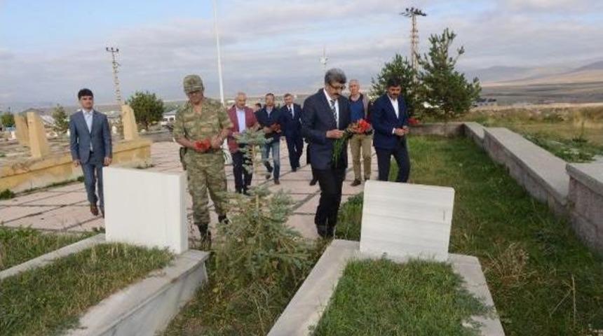 Bayramda Şehit Mezarlarına Karanfil Bırakıldı
