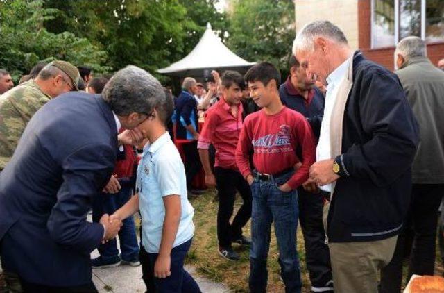 Bayramda Şehit Mezarlarına Karanfil Bırakıldı