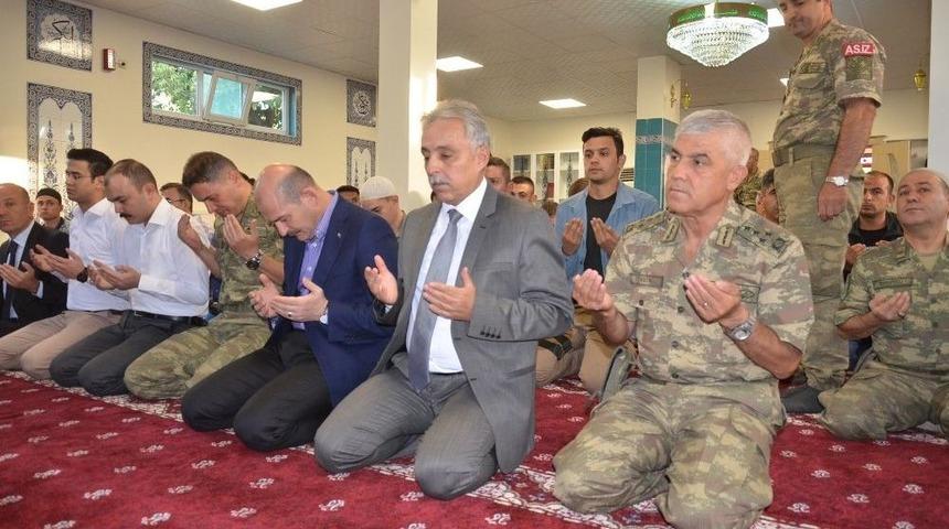 Bakan Soylu Y&uuml;ksekova&rsquo;da Askerlerle Birlikte Bayram Namazı Kıldı