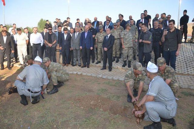 Bakan Soylu Yüksekova’da Askerlerle Birlikte Bayram Namazı Kıldı